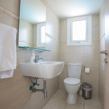 3 Bett Mit Privatem Pool In Einer Bewachten Anlage Protaras